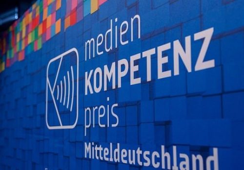 Schild: Medienkompetenzpreis Mitteldeutschland