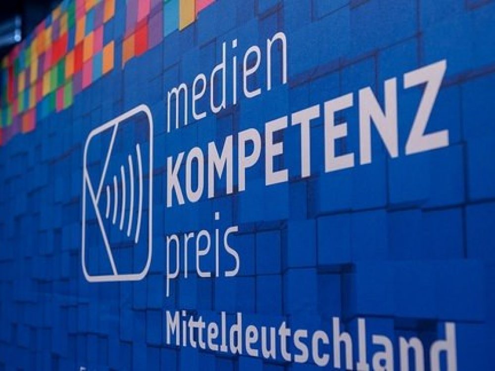 Schild: Medienkompetenzpreis Mitteldeutschland