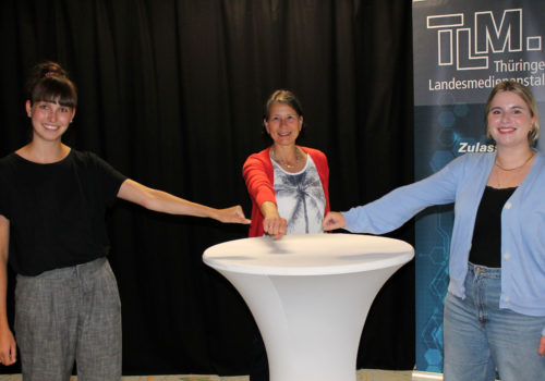 Kirsten Kramer (Mitte) bei der Vertragsunterzeichnung mit Anika Luthardt vom Stadtmagazin „Feels like Erfurt“ (rechts) und Medienpädagogin Joana Baumgarten (nicht im Bild: Lisa Schwörer vom Stadtjugendring Erfurt e. V.)