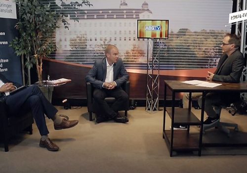 Foto (TLM): Jochen Fasco, Staatssekretär Malte Krückels, Mike Langer beim Lokal-TV-Kongress (v.l.n.r.) (JPG)