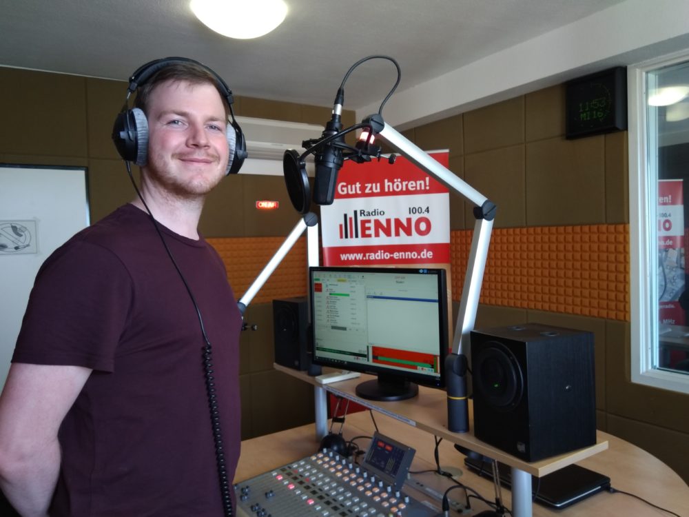 Foto (Radio ENNO): Volontär Florian Bernhardt im Studio von Radio ENNO (JPG)