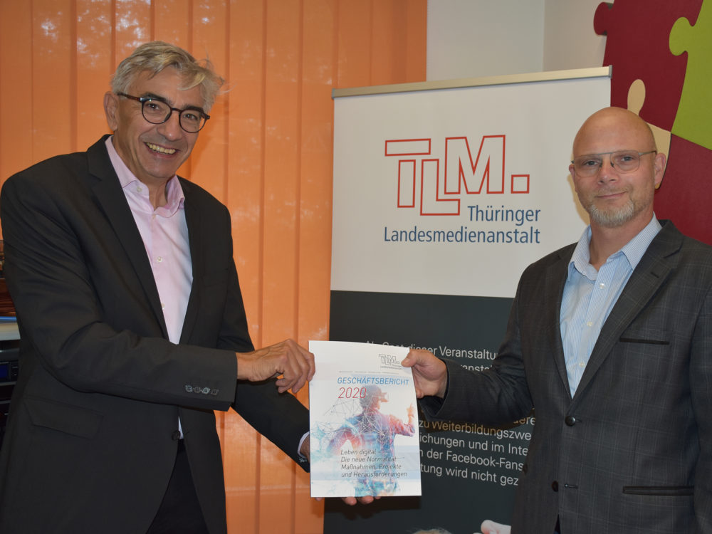 Jochen Fasco übergibt TLM-Geschäftsbericht 2020 an Dr. Peter Wurschi