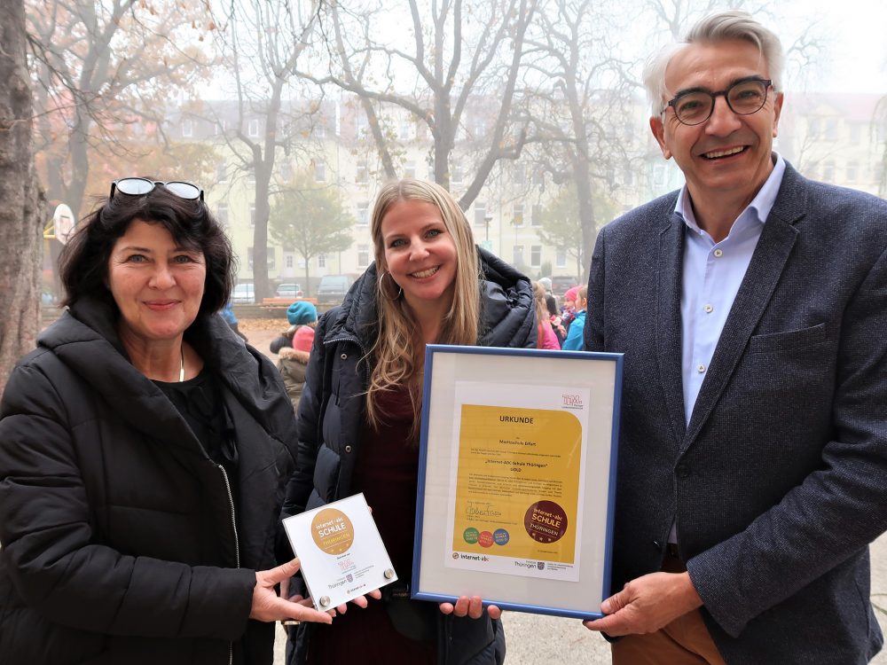 Übergabe des Gold-Siegels in der Moritzschule Erfurt an Schulleiterin Dagmar Beecken und Lehrerin Tabea Carius durch TLM-Direktor Jochen Fasco als JPG (Foto: TLM)