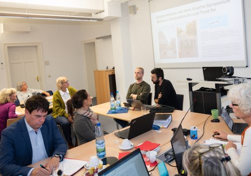 Viele Menschen sitzen in einem Beratungsraum