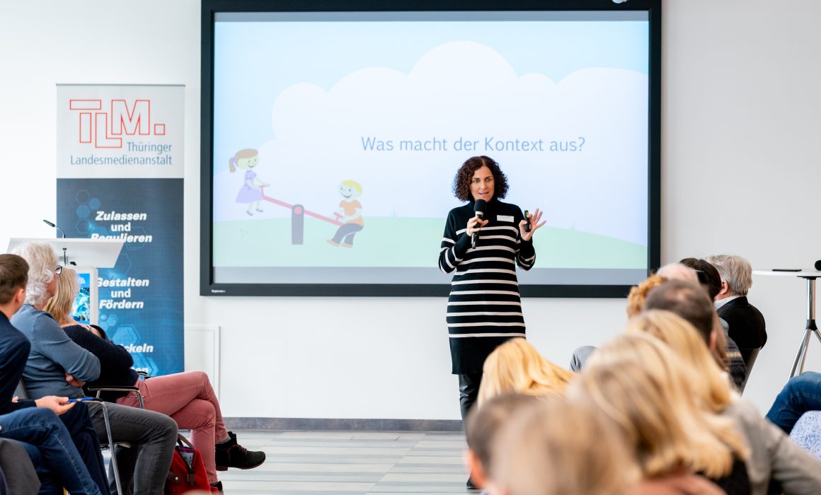 Impressionen von der Fachtagung "Für Kinder geeignet? Künstliche Intelligenz und Kindermedien – Potenziale und Risiken" am 19. März 2025