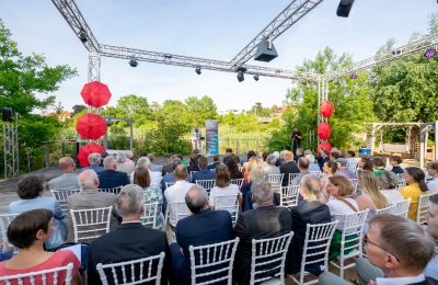 Blick über das Publikum zur Bühne