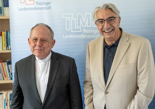 Zwei Männer stehen nebeneinander.