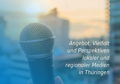 Titelbild TLM Geschäftsbericht 2024 mit Mikrofon