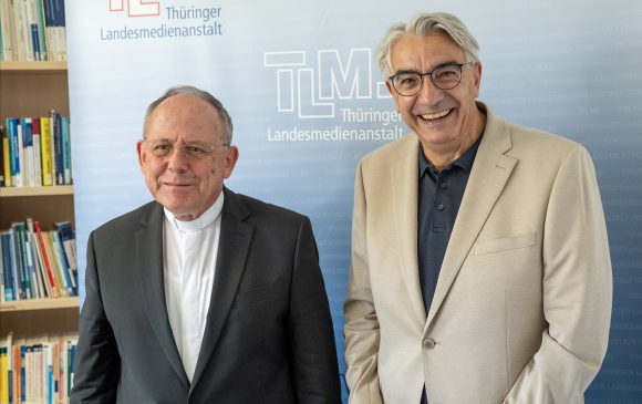 Zwei Männer stehen nebeneinander.