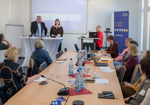 Foto (TLM): Eine Frau und ein Mann referieren vor Zuhörenden