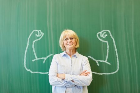 Lehrerin vor Tafel (Schmuckbild/JPG)