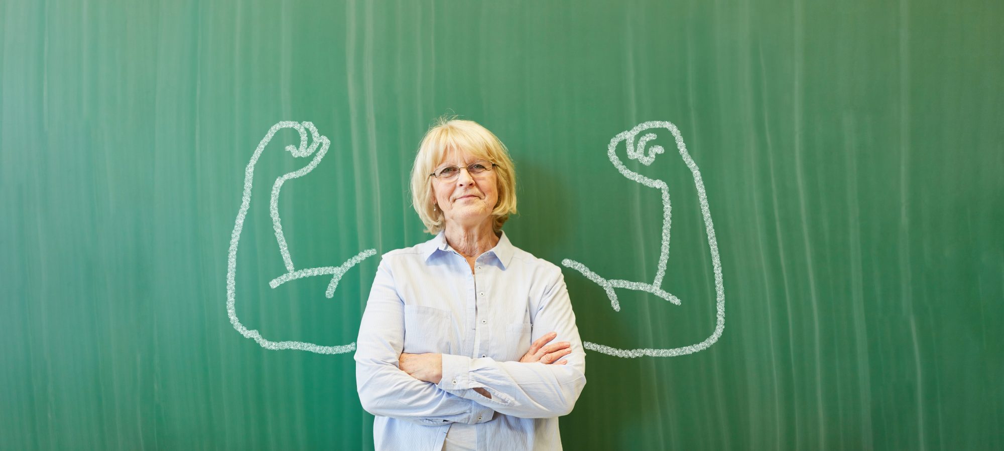 Lehrerin vor Tafel (Schmuckbild/JPG)