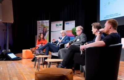 Eine Frau und vier Männer sitzen auf der Bühne