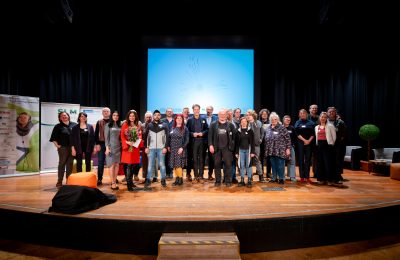 Alle Mitwirkenden stehen gemeinsam auf der Bühne