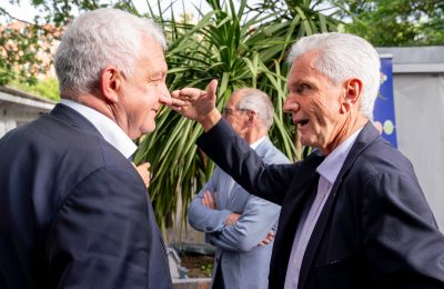 Zwei Männer im Gespräch