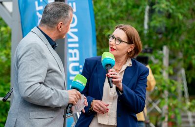 Eine Frau und ein Mann unterhalten sich auf der Bühne