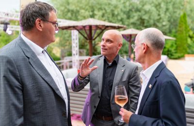 Drei Männer im Gespräch