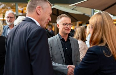 Zwei Männer und eine Frau im Gespräch