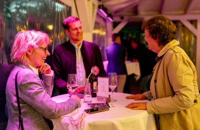 Zwei Frauen und ein Mann im Gespräch