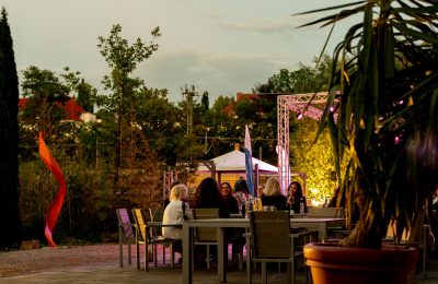 Blick am Abend zur Bühne