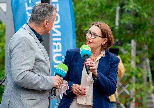 Eine Frau und ein Mann unterhalten sich auf der Bühne