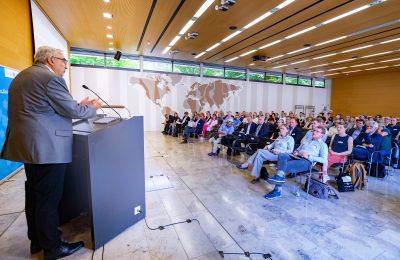 Jochen Fasco am Pult vor den Gästen