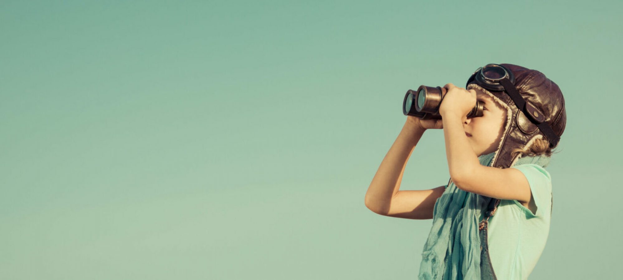 Fotolia 102546772 XXL jpg Travel and adventure concept Sunny studio2 scaled 1920x700