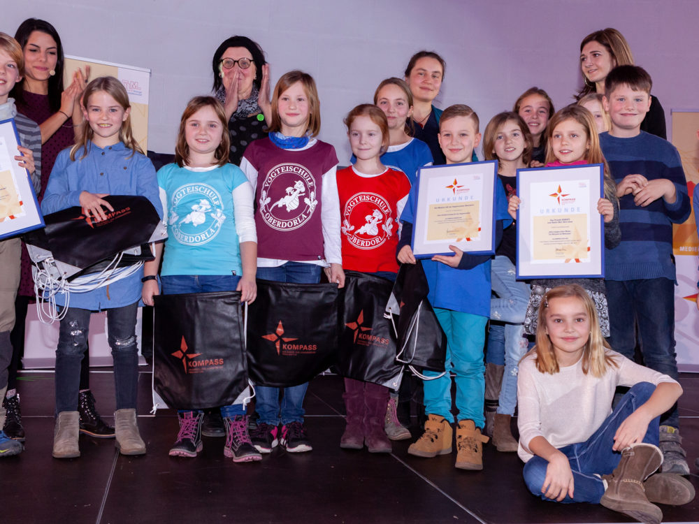Preisträger/innen in der Kategorie 2 (bis 10 Jahre) auf der Bühne (JPG)