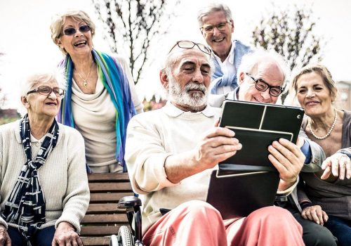 Ältere Menschen mit Tablet-PC (JPG)