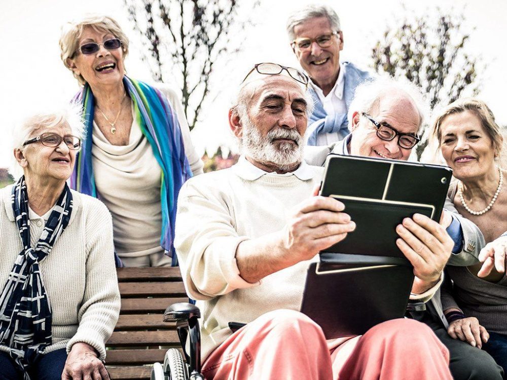 Ältere Menschen mit Tablet-PC (JPG)