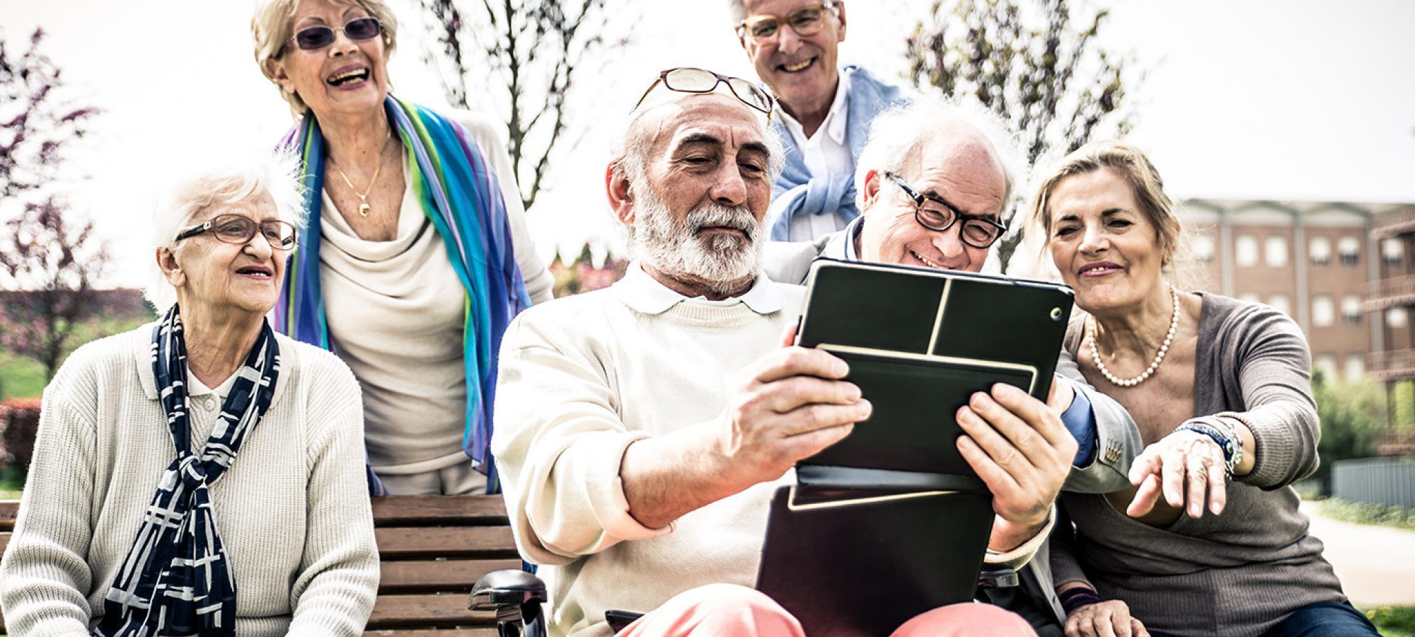 Ältere Menschen mit Tablet-PC (JPG)