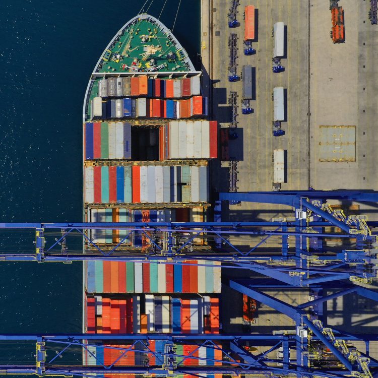 Containerschiff beim Entladen - Schmuckbild (JPG)